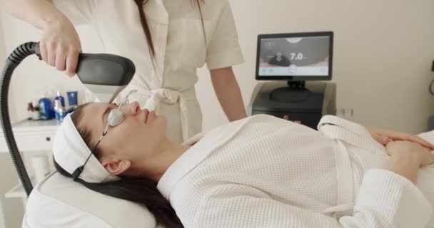Rejuvenecimiento Facial Medicina Estética Está Realizando Procedimiento Mujer Recibiendo Masaje — Vídeos de Stock