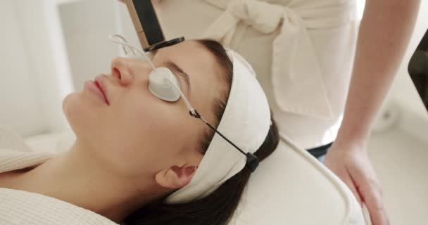 面部年轻化 美容外科正在实施手术 美容美容师采用激光技术进行微囊微囊微囊微囊治疗年轻化手术 美容疗法 — 图库视频影像
