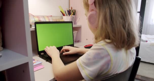 Teenage Pige Studerer Hjemme Bærbar Computer Med Grøn Skærm Derhjemme – Stock-video