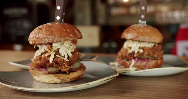 Νόστιμα Μπέργκερ Σερβιρισμένα Πιάτα Στιγμιότυπο Από Νόστιμα Burgers Μαχαίρια Σερβίρονται — Αρχείο Βίντεο