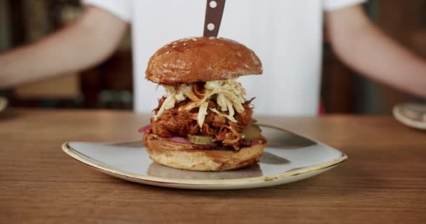 Νόστιμα Μπέργκερ Σερβιρισμένα Πιάτα Στιγμιότυπο Από Νόστιμα Burgers Μαχαίρια Σερβίρονται — Αρχείο Βίντεο