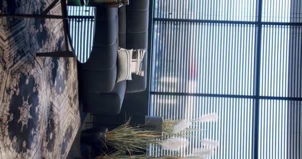 现代简约主义客厅 有黑色家具 时尚的家具 简约家庭内部 现代家具设计 奢华雅致的房间 房地产私人住宅 垂直录像 — 图库视频影像