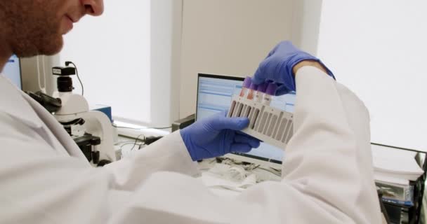 チューブ付き血液検査機 コンピューター機器を使った血液検査 作業プロセス中の自動化されたマシン 血液や尿のサンプル分析 バイオラボ医療クリニック化学自動分析装置 — ストック動画
