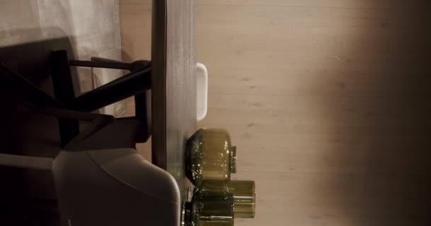 ミニマリスト木製ダイニングラウンドテーブルと椅子 モダンなスタイリッシュなテーブル キッチンルームのインテリア 垂直ビデオ モダンなダイニングルームインテリア ダイニングルームでエレガントで快適な家 — ストック動画