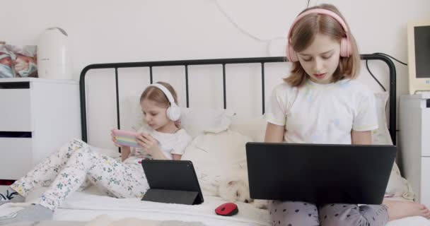 Leuke Kinderen Gebruiken Laptops Voor Onderwijs Online Studie Thuisstudie Kinderen — Stockvideo