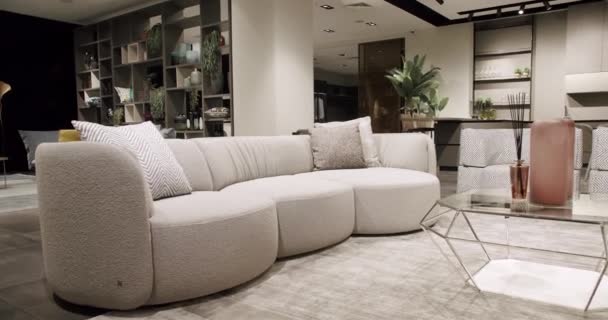 现代简约的客厅 有白色和米黄色的家具和白色厨房 奢华的现代住宅与角落索法 椅子和书架 最低限度家庭内部 — 图库视频影像