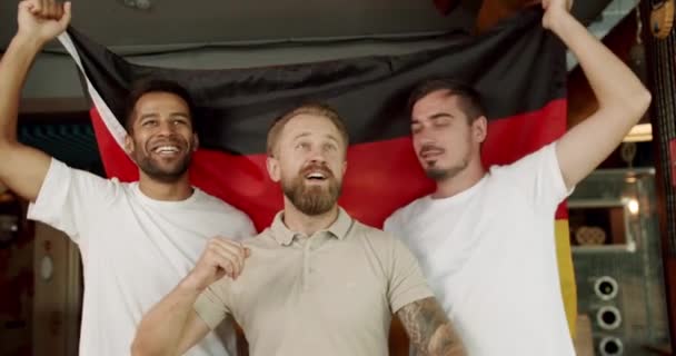 Fans Beim Fußballgucken Einer Bar Mit Freunden Treue Fußballfans Unterstützen — Stockvideo