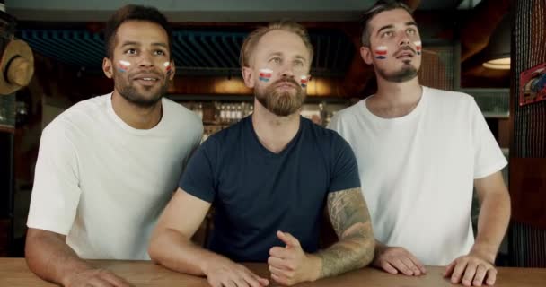 Fans Beim Fußballgucken Einer Bar Mit Freunden Sportspiele Die Fußballfans — Stockvideo