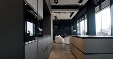Modern ve geniş ahşap mutfak odası. Gayrimenkul. Bir adası olan lüks bir mutfak. Lüks evde modern iç mekan. Modern Krom Musluk. Yeni Ev 'de minimalist tasarım.