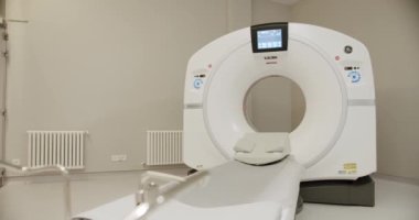 Modern CT makinesi klinikte. Modern hastanenin ışık laboratuarına kurulmuş modern CT makinesinin sol ve sağ görüntüsünü kaydır