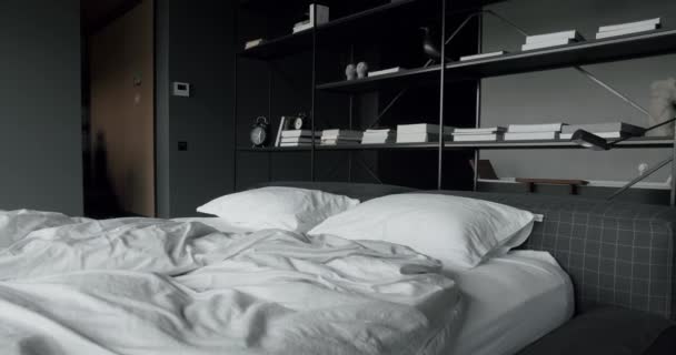 Μοντέρνο Υπνοδωμάτιο Εσωτερικό Και Κρεβάτι Πολλά Μαξιλάρια Μινιμαλιστικό Σκανδιναβικό Στυλ — Αρχείο Βίντεο