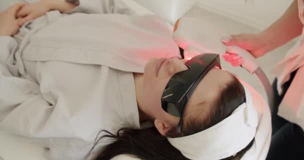 妇女在美容院接受液化石油气硬件按摩 美容美容师采用激光技术进行微囊微囊微囊微囊治疗年轻化手术 美容疗法 — 图库视频影像