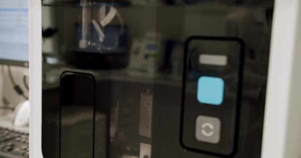 验血机在实验室里检查样品 自动化机器在工作过程中 血液和尿液取样分析 生物实验室医疗诊所化学自动分析仪 — 图库视频影像
