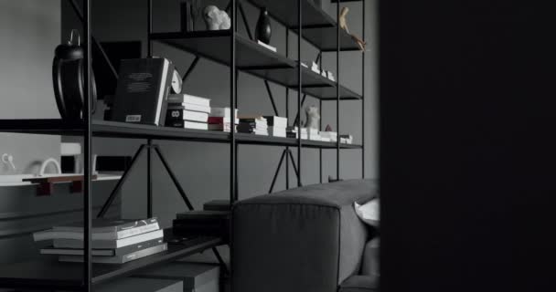 Мінімаліст Роздягнений Сучасний Bedroom Interior Ліжко Багатьма Подушками Елегантна Проста — стокове відео