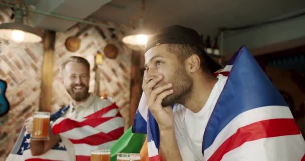 Sadık Futbol Taraftarları Takımlarını Destekliyor Pub Daki Arkadaşlar Destekçiler Mutlu — Stok video