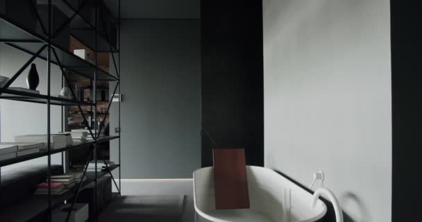 Dormitorio Interior Lujo Baño Juntos Delimitados Por Una Estantería Moderna — Vídeo de stock