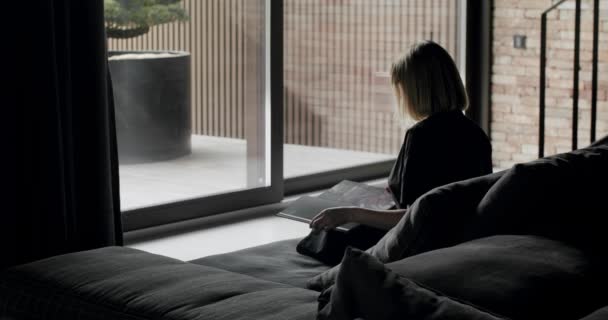 Moderne Moderne Minimalistische Woonkamer Met Bakstenen Muur Grote Schuiframen Zwart — Stockvideo
