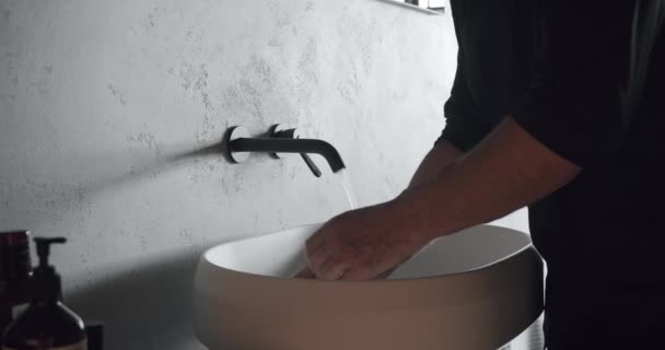 Mężczyzna Myje Ręce Luksusowej Łazience Wnętrze Kolorach Czarnym Szarym Białym — Wideo stockowe