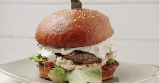 Cool Piękne Świeże Soczyste Gotowane Burger Obracać Gramofonie Białym Tle — Wideo stockowe