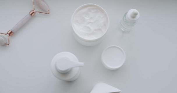 天然化粧品 スキンケア製品 コラーゲン血清 クリーム 化粧水と白の背景にピペットでボトル 有機化粧品 衛生的で健康的なライフコンセプト — ストック動画