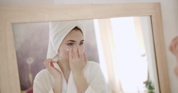 Mooie Vrouw Een Badjas Een Handdoek Het Hoofd Kijken Naar — Stockvideo