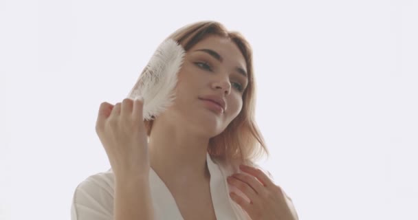 Çıplak Makyajlı Yüzünde Tüyle Oynayan Güzel Bir Kadının Portresi Güzel — Stok video