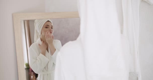 Vrouw Met Perfecte Gezonde Huid Ontroerende Gezicht Met Handen Genieten — Stockvideo