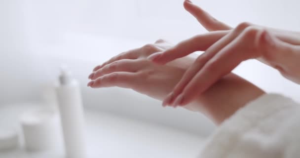 Kadın Elinde Pipetle Nemlendirici Düşürüyor Doğal Güzellik Ürünleri Kozmetik Krem — Stok video