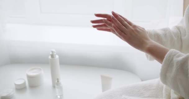 Die Aufgetragene Feuchtigkeitsspendende Handcreme Verteilen Dass Sie Durchnässt Wird Behandlung — Stockvideo