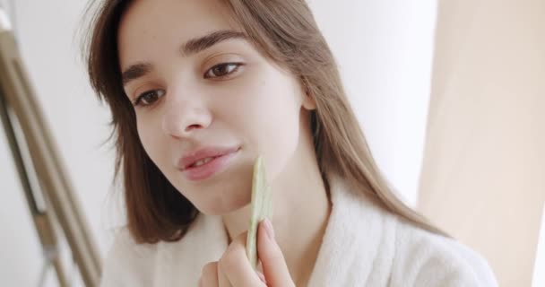 Portrét Mladé Ženy Provádějící Masáž Obličeje Zeleným Škrabátkem Kamene Gua — Stock video