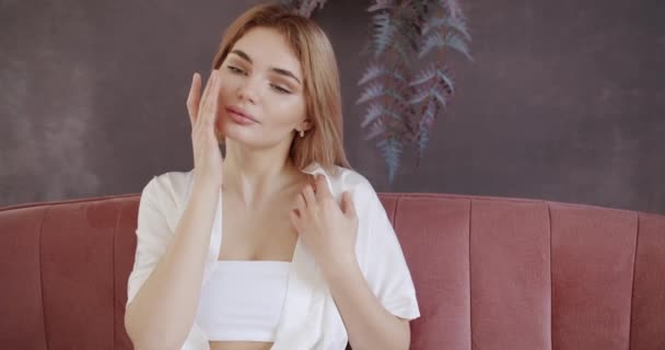 Huidverjonging Facelift Behandeling Vrouw Gezicht Jonge Vrouw Een Witte Badjas — Stockvideo