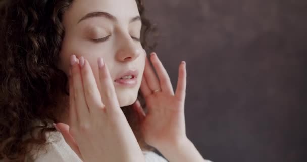 Жінка Ідеальною Здоровою Шкірою Торкається Обличчя Руками Насолоджуючись Гладким Природним — стокове відео