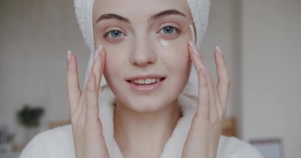 Młoda Piękna Kobieta Szlafroku Ręcznik Głowie Zdrową Skórą Śmieje Się — Wideo stockowe