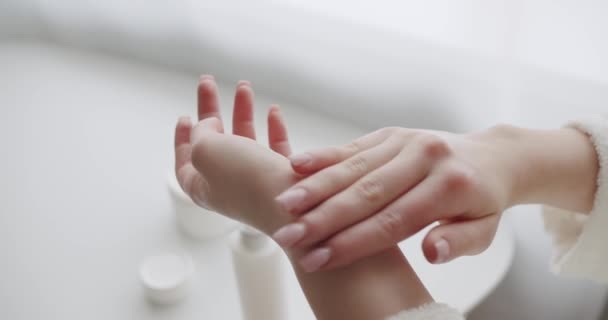Cuidado Com Mãos Femininas Fecha Espalhando Creme Mão Hidratante Aplicado — Vídeo de Stock