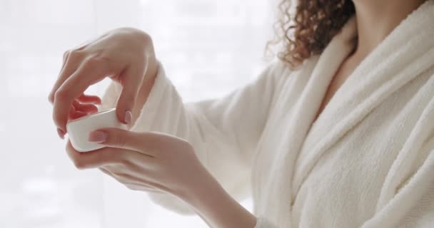 美容师与治疗保湿的身体护理 健康和健康的概念 卫生和皮肤护理概念 一个年轻的女人牵着她的手 打开一瓶面霜 — 图库视频影像