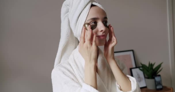 Oživení Kůže Žena Tvář Pod Páskou Přes Oko Osvěžení Pleti — Stock video