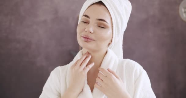 Beatyful Woman Healthy Skin Laughs Joyfully Applies Patches Reduce Eye — Stock Video