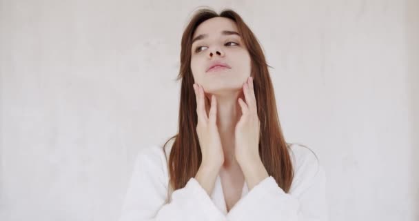 Wanita Dengan Kulit Sehat Yang Sempurna Menyentuh Wajah Dengan Tangan — Stok Video
