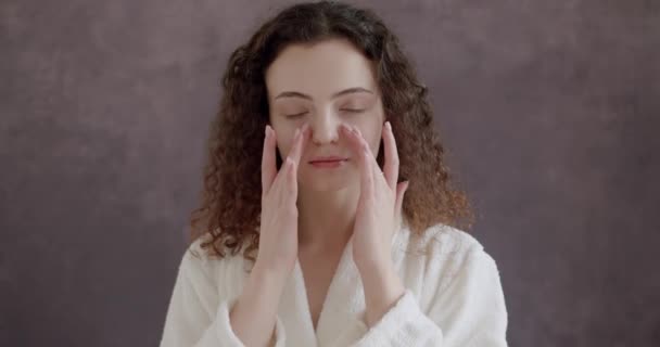 Yüzü Sağlıklı Cilt Masajı Elleriyle Beyaz Bornozlu Güzel Kadın Yüzüne — Stok video