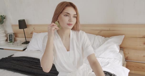 Porträtt Ung Kvinna Som Utför Ansiktsmassage Med Grön Gua Sha — Stockvideo