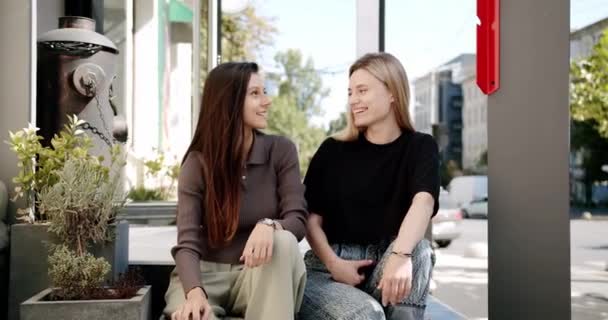 Hölgyek Beszélgetnek Mosolyognak Utcán Pozitív Fiatal Női Legjobb Barátok Hosszú — Stock videók