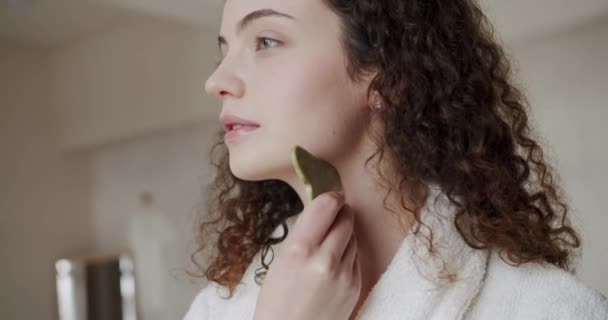 Портрет Молодої Жінки Робить Масаж Обличчя Зеленим Скребком Каменю Гуа — стокове відео