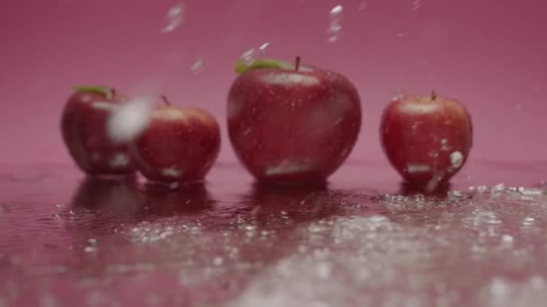 Rolling Jabłka Powierzchni Wody Statyczne Ujęcie Całych Czerwonych Jabłek Powierzchni — Wideo stockowe