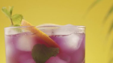 Bir bardak limonata, arkaplanda nane ve buz. Limonlu ve tonik suyla yaz kokteyli limonlu soda. Limonlu organik limonlu soda, soğuk tatlı yaz içeceği..
