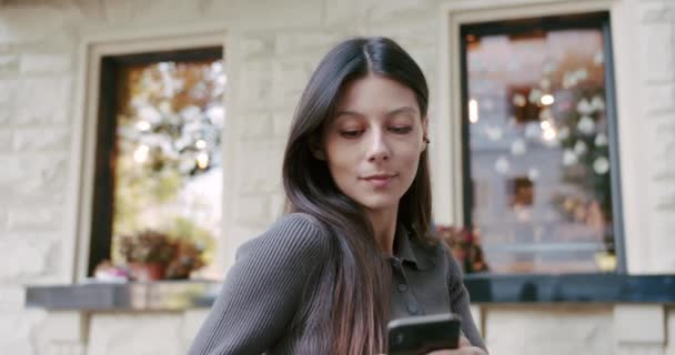 Счастливая Юная Леди Использующая Смартфон Улыбающаяся Уличном Кафе Позитивная Молодая — стоковое видео