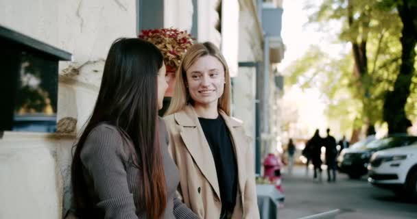 Jovens Mulheres Com Café Conversando Rua Handheld Tiro Jovens Namoradas — Vídeo de Stock