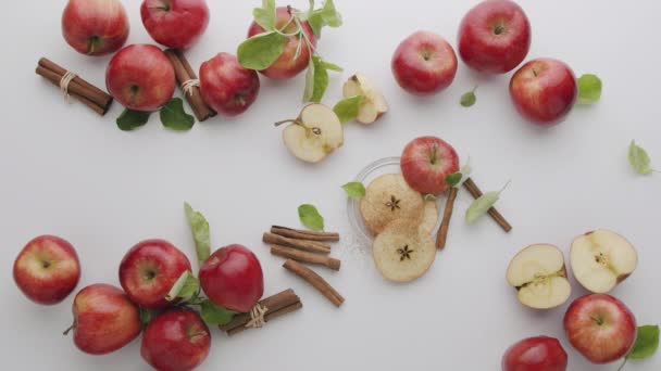 Manzanas Rojas Una Rodajas Por Mitad Fruta Aislada Sobre Fondo — Vídeo de stock
