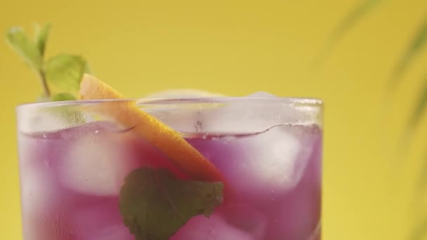Glas Limonade Minze Und Eiswürfel Auf Gelbem Hintergrund Sommercocktail Mit — Stockvideo