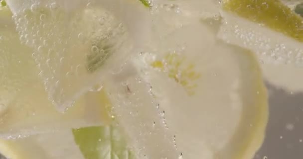 Faldende Citron Mynte Mousserende Vand Closeup Faldende Afskårne Citroner Friske – Stock-video