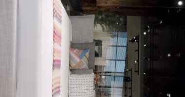 Zarif iç tasarım. Minimalist yatak odası. Modern Hotel Yatak Odası İçi ve Yastıklı Yatak. Minimalist İskandinav tarzı iç mekan. Gayrimenkul. Mobilyalı yatak odası. Vercial video.